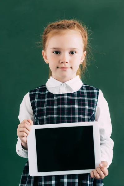 Krásná Malá Školačka Drží Digitální Tablet Prázdnou Obrazovkou Při Pohledu — Stock fotografie