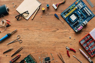 araçları ve microschemes ahşap masa üzerinde tamir üstten görünüm