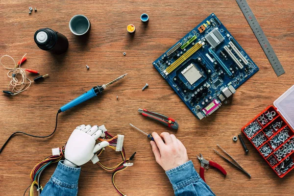 Cropped Image Man Prosthetic Arm Holding Wires Screwdriver Surrounded Instruments — Stock Photo, Image