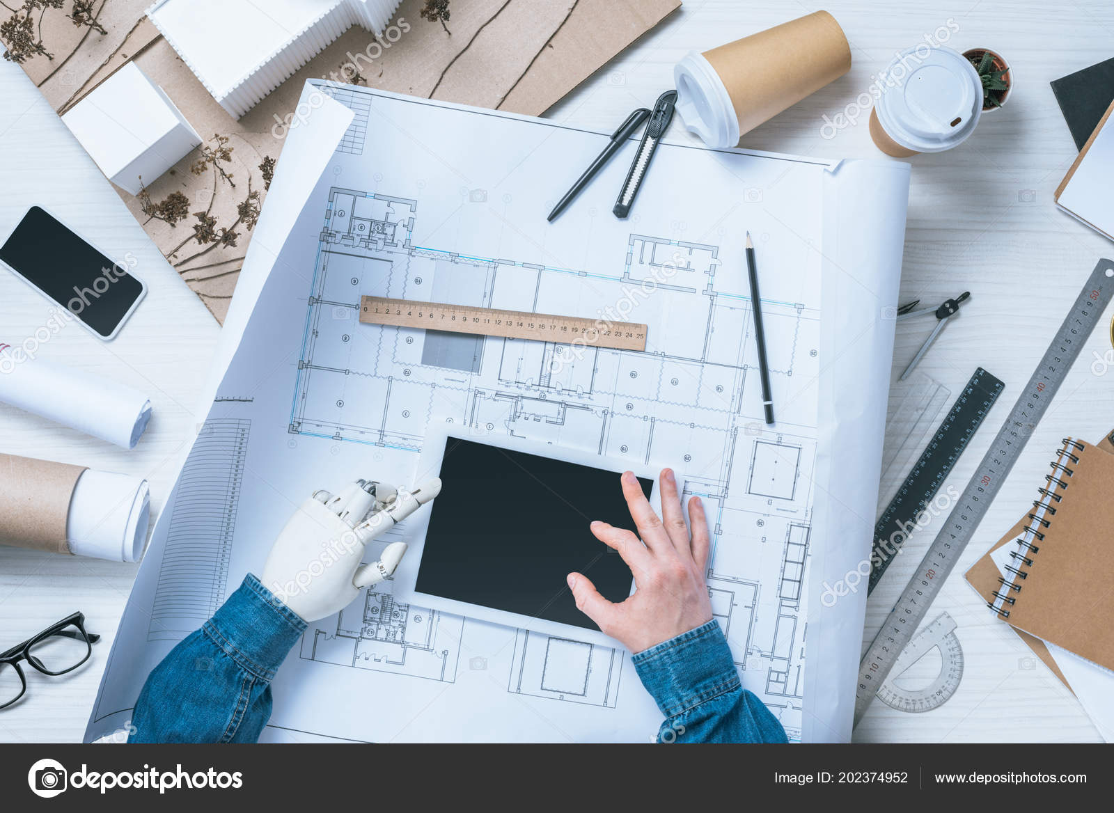 https://st4.depositphotos.com/13193658/20237/i/1600/depositphotos_202374952-stock-photo-partial-view-male-architect-prosthetic.jpg