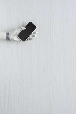 Protez kol smartphone boş ekran ile tutarak kısmi görünümünü 