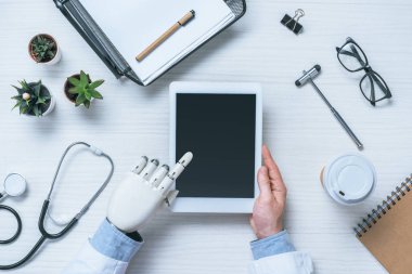 kısmi protez kollu dijital tablet ile boş ekran kullanma erkek doktor görünümünü 