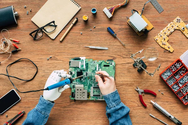 Beskuren Bild Elektroniska Ingenjör Med Protesarm Fastställande Moderkort Lödkolv Och — Stockfoto