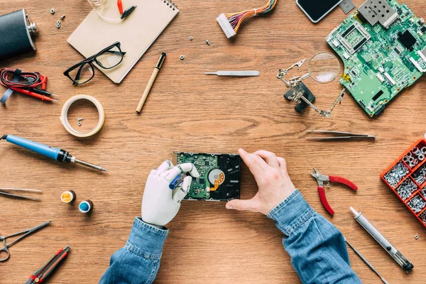 Cropped Image Man Prosthetic Arm Fixing Hard Disk Screwdriver Wooden — Stock Photo, Image