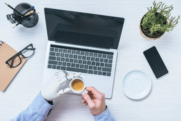 Teilaufnahme Eines Geschäftsmannes Mit Prothetischem Arm Der Kaffee Tisch Mit — Stockfoto