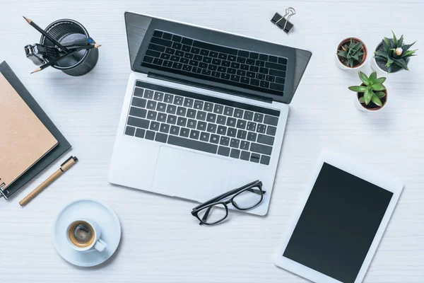 Vista Elevada Del Lugar Trabajo Del Hombre Negocios Con Taza — Foto de Stock