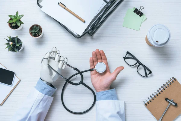 Vue Partielle Médecin Masculin Avec Prothèse Bras Tenant Stéthoscope — Photo