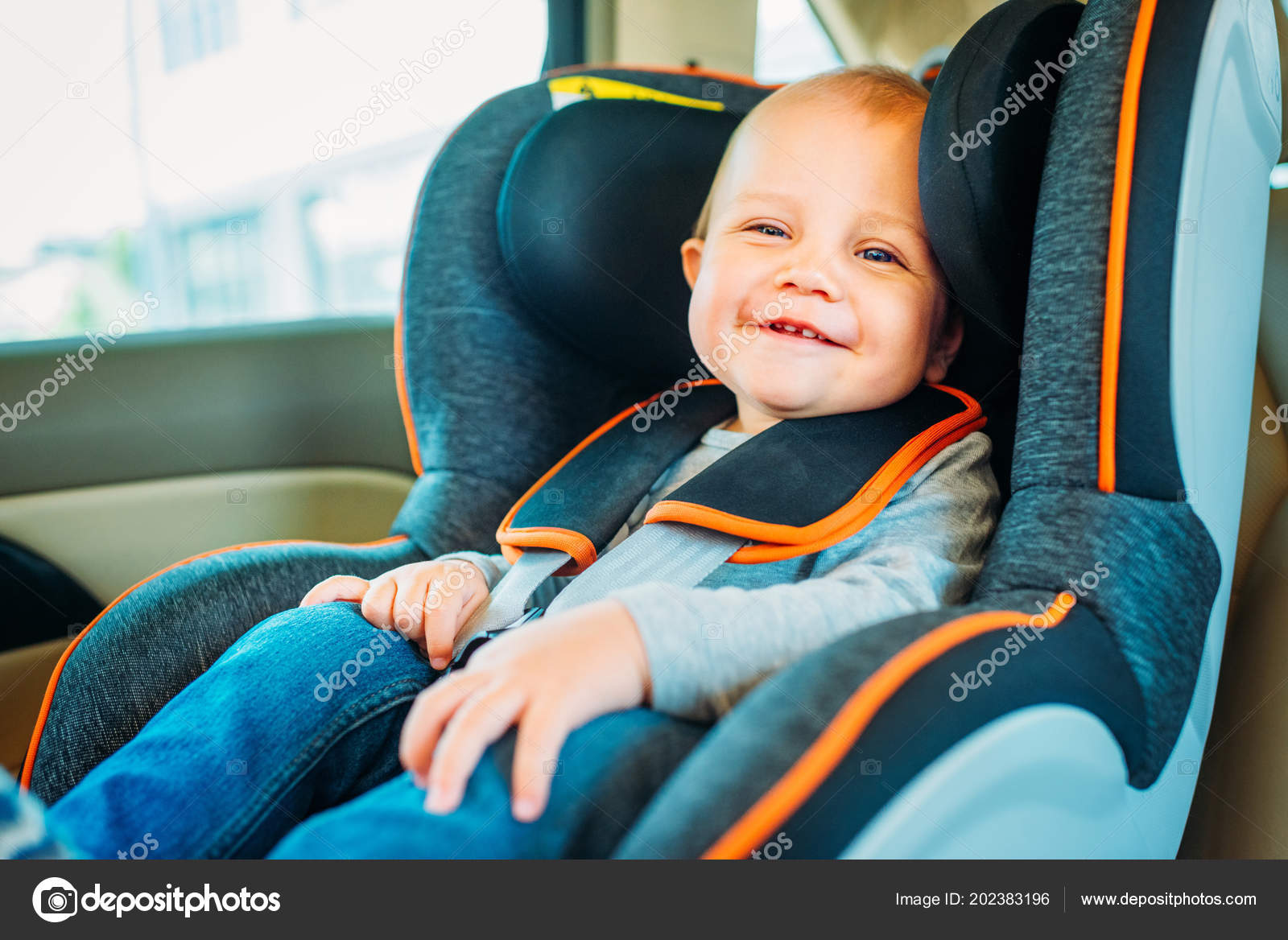Heureux Petit Bébé Assis Dans Siège Sécurité Enfant Dans Voiture image  libre de droit par AndrewLozovyi © #202383196