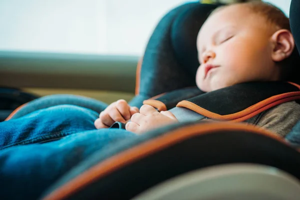 Närbild Porträtt Bedårande Lilla Bebis Sover Bilbarnstol Barn Bil — Stockfoto