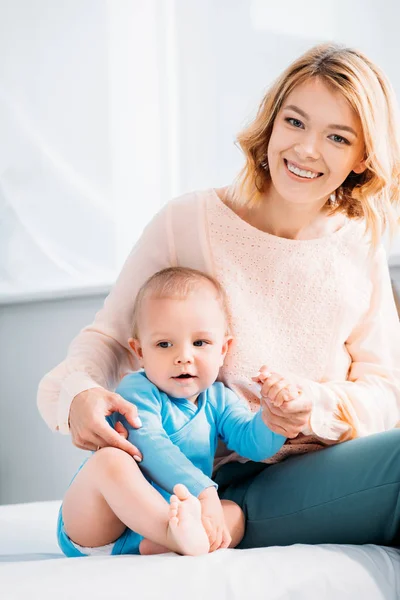 Madre Seduta Con Bambino Felice Sul Letto Casa — Foto Stock