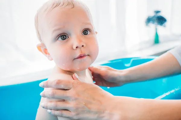 Cropped Shot Mother Washing Her Beautiful Little Child Plastic Baby — Stock Photo, Image