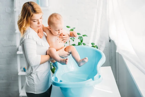 Mère Mettant Son Petit Enfant Dans Une Baignoire Plastique Pour — Photo