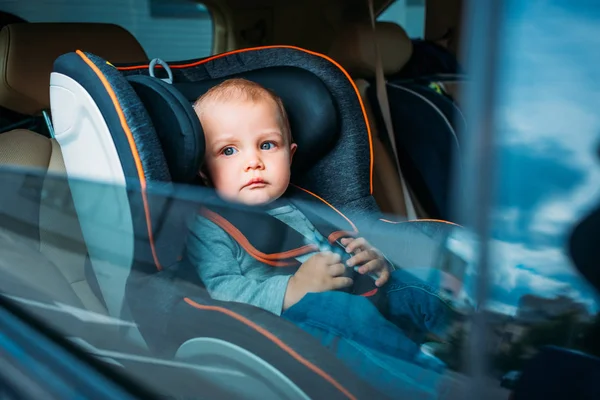 Милый Маленький Ребенок Сидит Детском Кресле Безопасности Машине Смотрит Окно — стоковое фото
