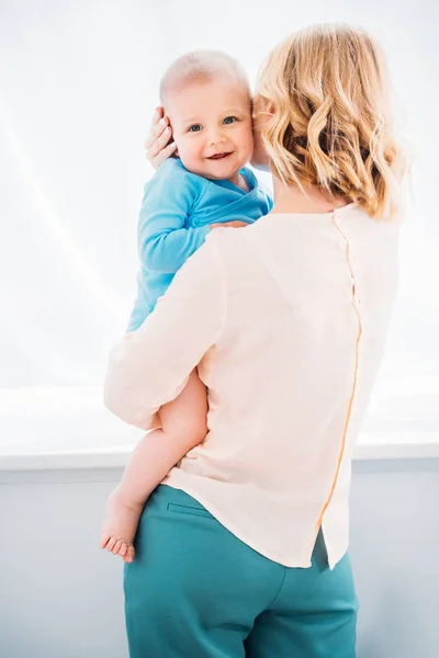 Rückansicht Einer Mutter Die Ihr Glückliches Kind Trägt — Stockfoto
