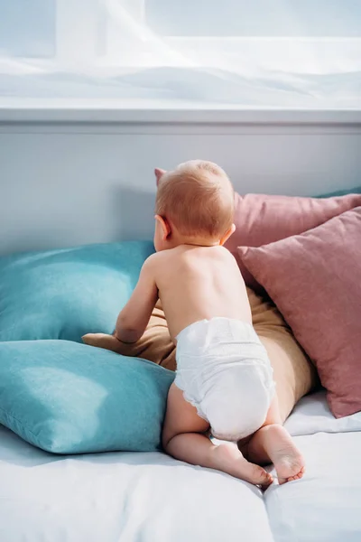 Vista Trasera Del Pequeño Bebé Arrastrándose Cama Con Muchas Almohadas —  Fotos de Stock