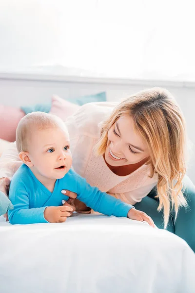 Boldog Anya Gyermek Együtt Tölteni Időt Ágyban Otthon — Stock Fotó