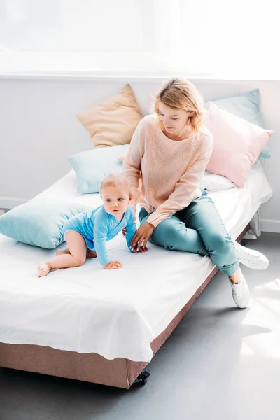 High Angle View Mother Child Spending Time Together Bed Home — Stock Photo, Image