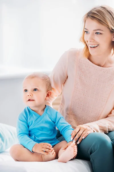 Happy Mother Child Sitting Bed Home Looking Away — Stock Photo, Image