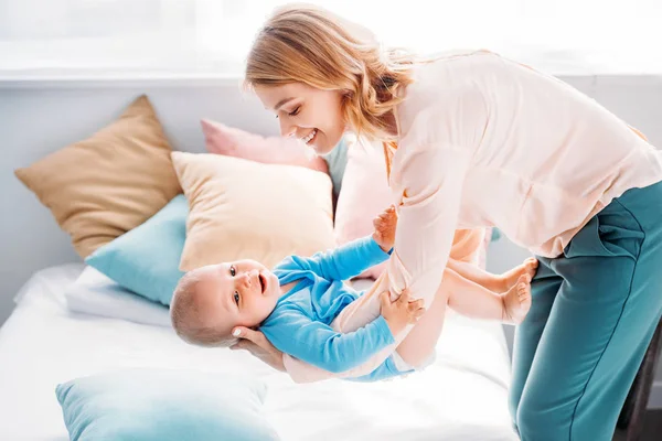 Mutter Trägt Entzückendes Kleines Kind Hause Über Bett — Stockfoto