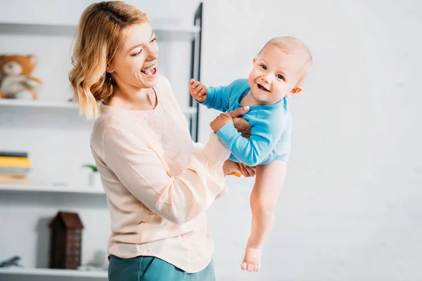 Mamma Leker Med Bedårande Lilla Barn Hemma — Stockfoto