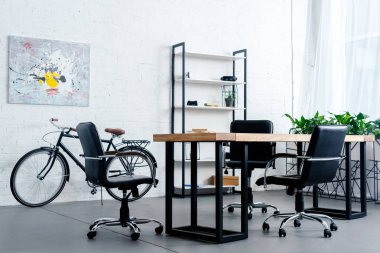 Bisiklet, Masa ve sandalyeler ile modern ofis iç 