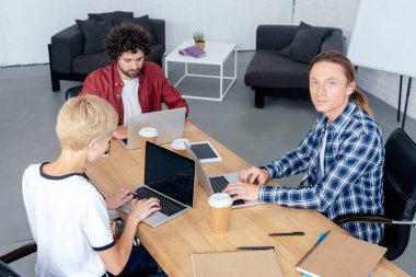 genç takım Office dijital cihazlar ile çalışma başlatmak