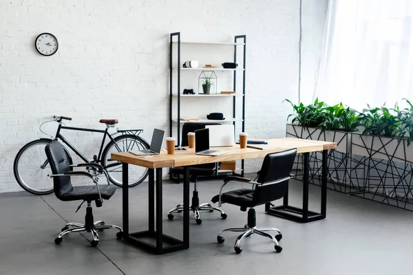 Moderne Kantoor Interieur Met Laptops Papieren Kopjes Tafel — Stockfoto