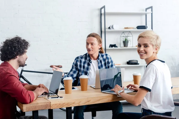 Jóvenes Colegas Negocios Sonrientes Que Trabajan Con Dispositivos Digitales — Foto de Stock