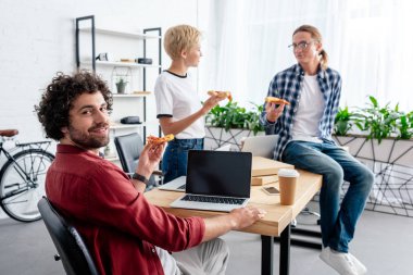 ofiste çalışırken birlikte pizza yemek takımı genç başlatmak 