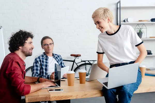 Equipo Joven Puesta Marcha Utilizando Dispositivos Digitales Beber Café Tazas — Foto de Stock