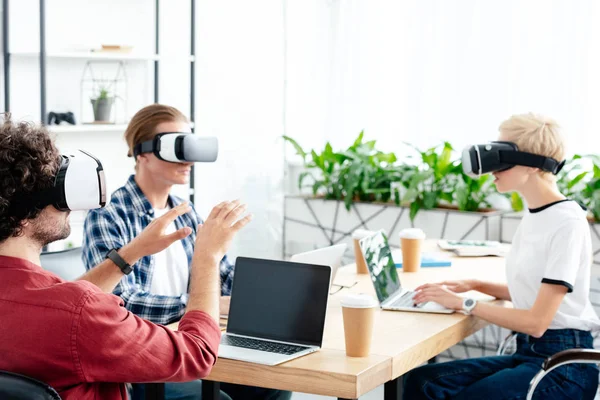 Equipe Inicialização Jovem Fones Ouvido Realidade Virtual Trabalhando Com Laptops — Fotografia de Stock