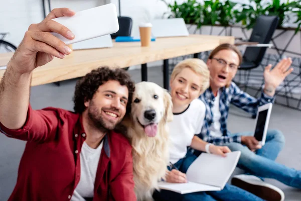 Jovens Felizes Tomando Selfie Com Cão Escritório — Fotografia de Stock