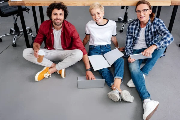 Vista Ángulo Alto Los Jóvenes Empresarios Trabajando Juntos Sonriendo Cámara — Foto de Stock