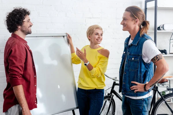 Souriant Jeunes Collègues Affaires Debout Près Tableau Blanc Discuter Nouveau — Photo