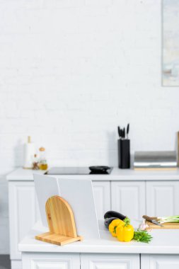 sebze ve ışık modern mutfak mutfak tezgahı üzerinde kitabı