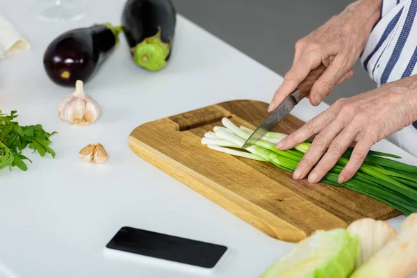 Cropped Image Grey Hair Woman Cutting Green Onion Wooden Board — Stock Photo, Image