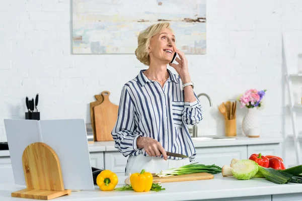 Mutfakta Yeşil Soğan Kesme Smartphone Tarafından Konuşmak Mutlu Çekici Gri — Stok fotoğraf