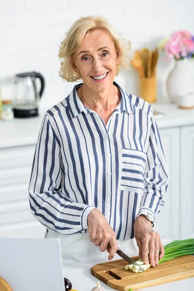 Sonriente Hermosa Mujer Pelo Gris Corte Cebolla Verde Cocina Mirando — Foto de Stock
