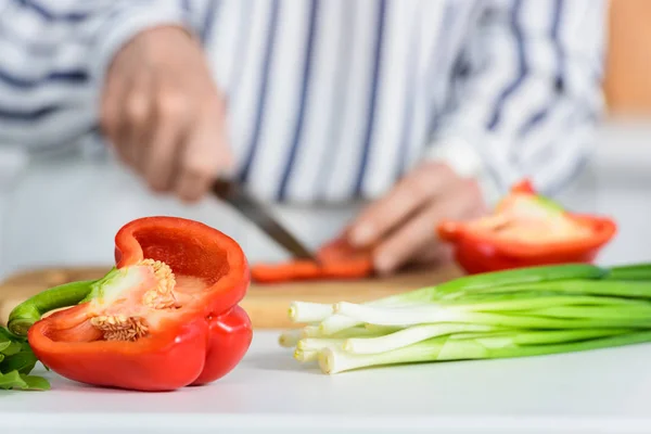 Zugeschnittenes Bild Einer Seniorin Die Der Küche Rote Paprika Auf — Stockfoto