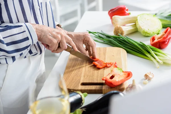 Cropped Image Senior Woman Cutting Red Bell Pepper Wooden Board — Stock Photo, Image