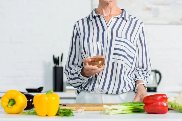 Cropped Image Senior Woman Holding Glass White Wine Kitchen — Stock Photo, Image