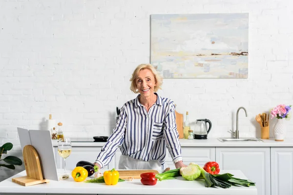 Sonriente Atractivo Gris Cabello Mujer Mirando Cámara Cocina — Foto de Stock