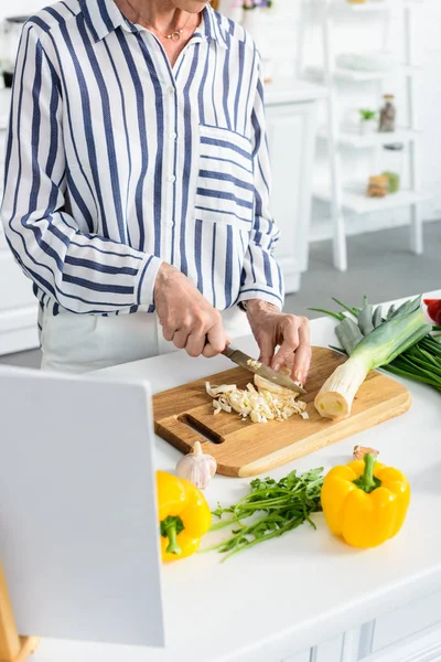 Cropped Image Senior Woman Cutting Uncooked Leek Wooden Board Kitchen — Free Stock Photo