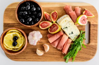 lezzetli aperatifler üstten görünüm tablo üzerinde ahşap tahta üzerinde 