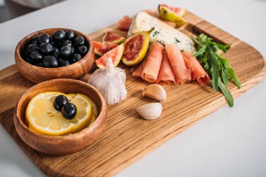 lezzetli aperatifler masada ahşap tahta üzerinde görmek  
