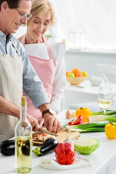 Marito Sorridente Che Taglia Verdure Tavola Legno Cucina — Foto Stock