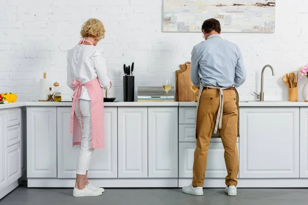 Rückseite Des Grauhaarigen Paares Beim Gemeinsamen Kochen Der Küche — Stockfoto