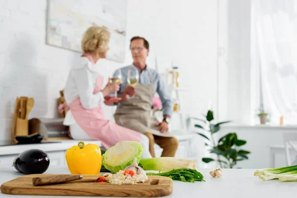 Close View Fresh Vegetables Wooden Cutting Board Senior Couple Drinking — Stock Photo, Image