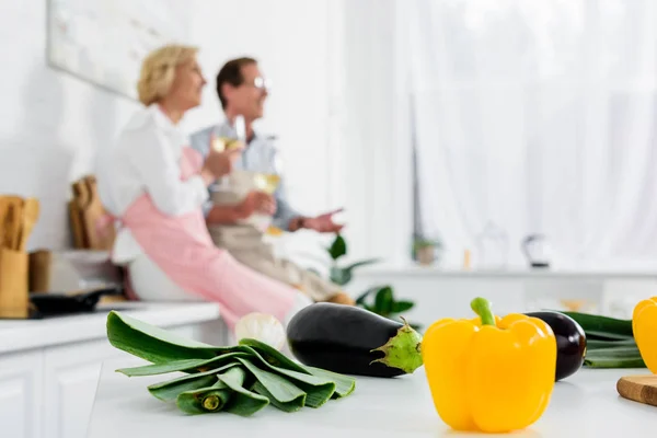 Vista Cerca Las Verduras Frescas Mesa Cocina Pareja Ancianos Beber —  Fotos de Stock