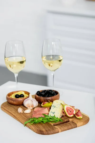Close View Glasses Wine Delicious Snacks Wooden Board Table — Stock Photo, Image